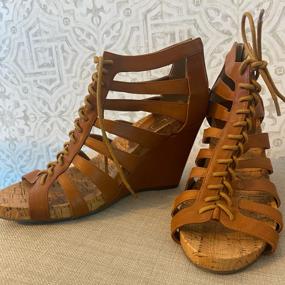 BCBG woman’s lace up wedges 👡